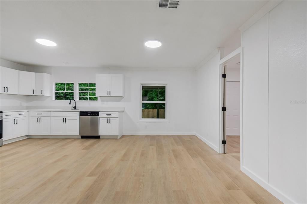Activo con contrato: $285,000 (4 camas, 2 baños, 1560 Pies cuadrados)