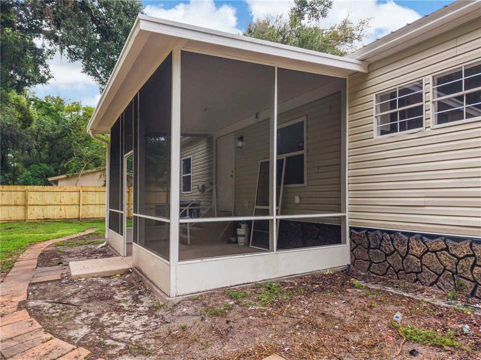 Activo con contrato: $285,000 (4 camas, 2 baños, 1560 Pies cuadrados)