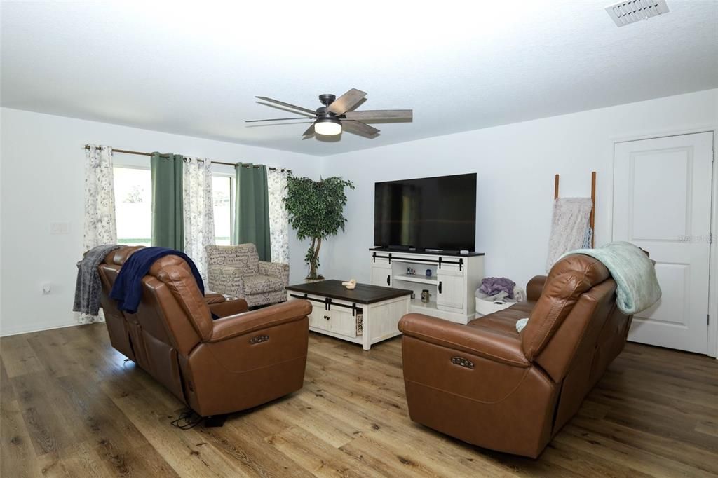 En Venta: $475,000 (5 camas, 3 baños, 2599 Pies cuadrados)