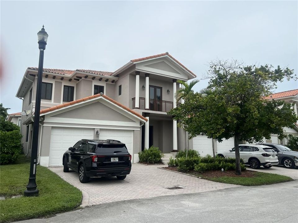 Vendido Recientemente: $1,101,000 (5 camas, 4 baños, 4717 Pies cuadrados)