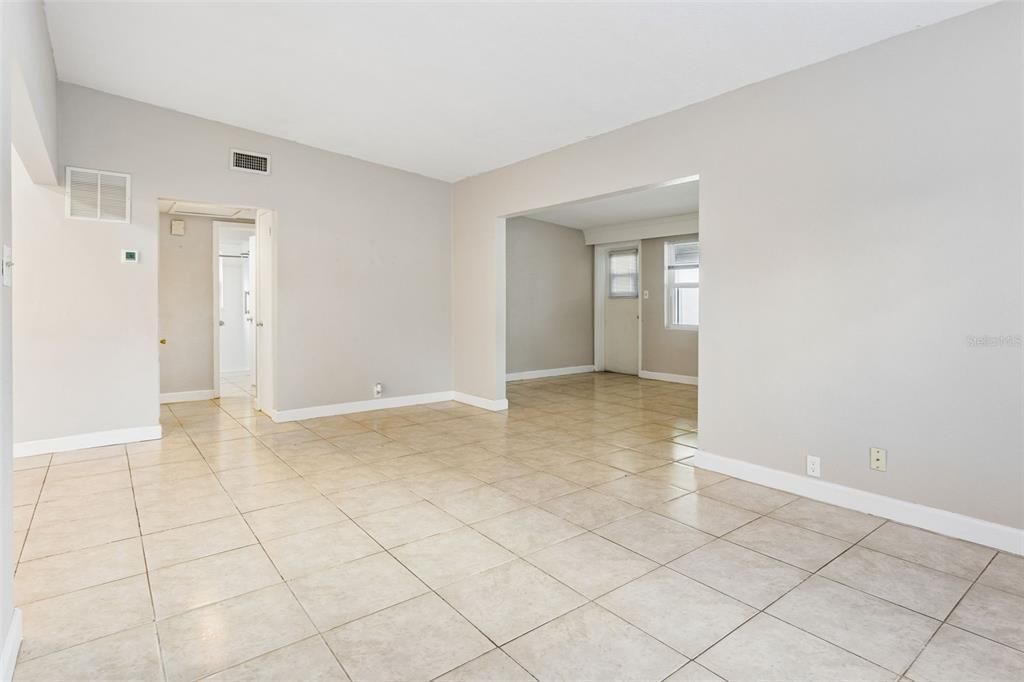 For Rent: $1,700 (2 beds, 1 baths, 1095 Square Feet)