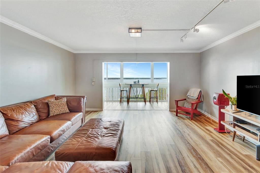 En Venta: $399,000 (3 camas, 3 baños, 1628 Pies cuadrados)