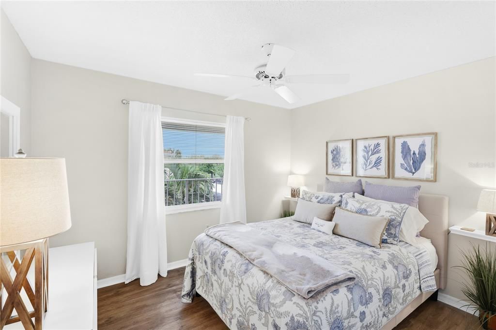 For Sale: $165,000 (2 beds, 2 baths, 1042 Square Feet)