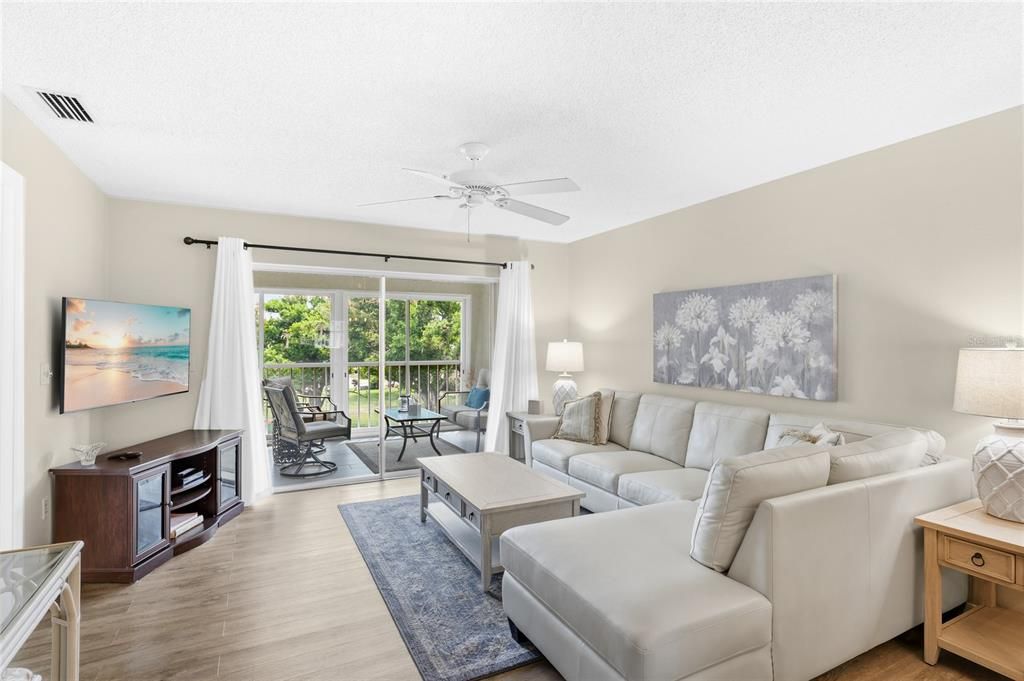 For Sale: $165,000 (2 beds, 2 baths, 1042 Square Feet)