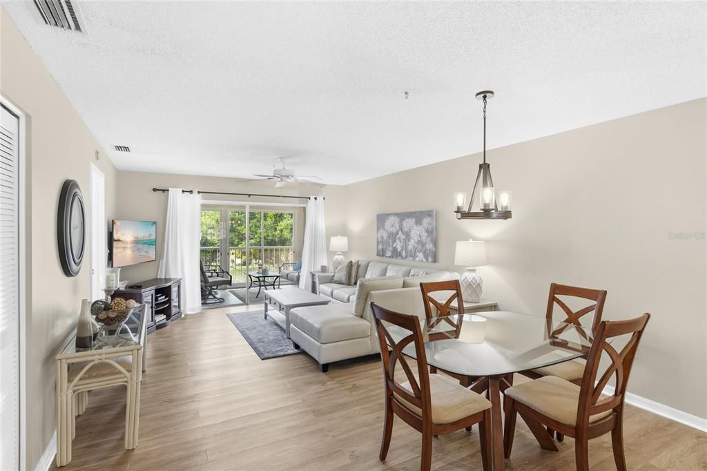 For Sale: $165,000 (2 beds, 2 baths, 1042 Square Feet)