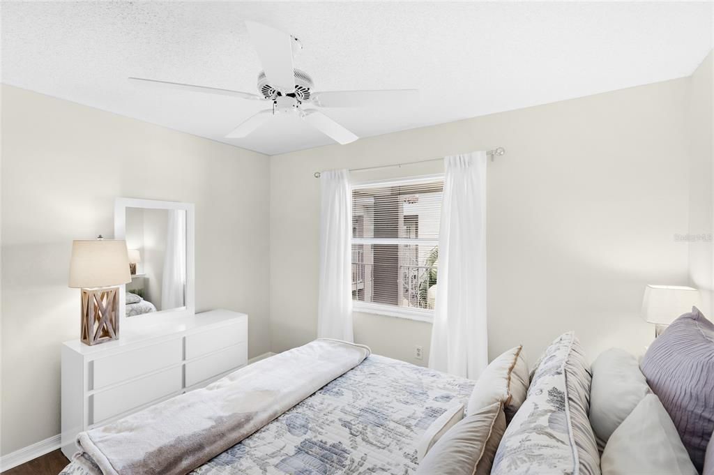 For Sale: $165,000 (2 beds, 2 baths, 1042 Square Feet)