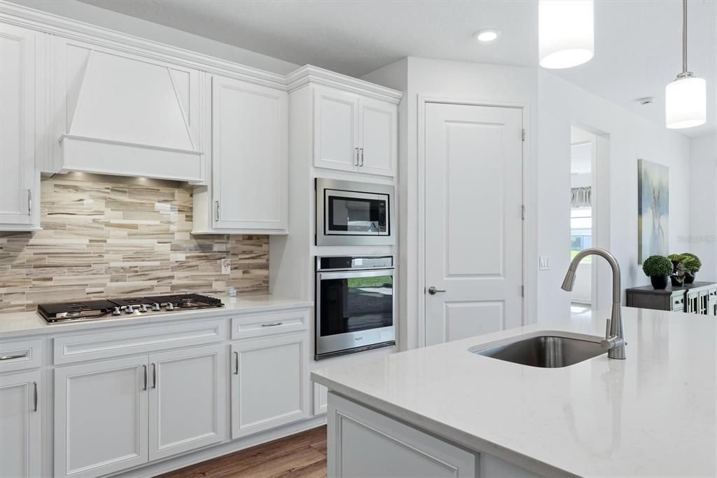 For Sale: $575,000 (2 beds, 2 baths, 1917 Square Feet)