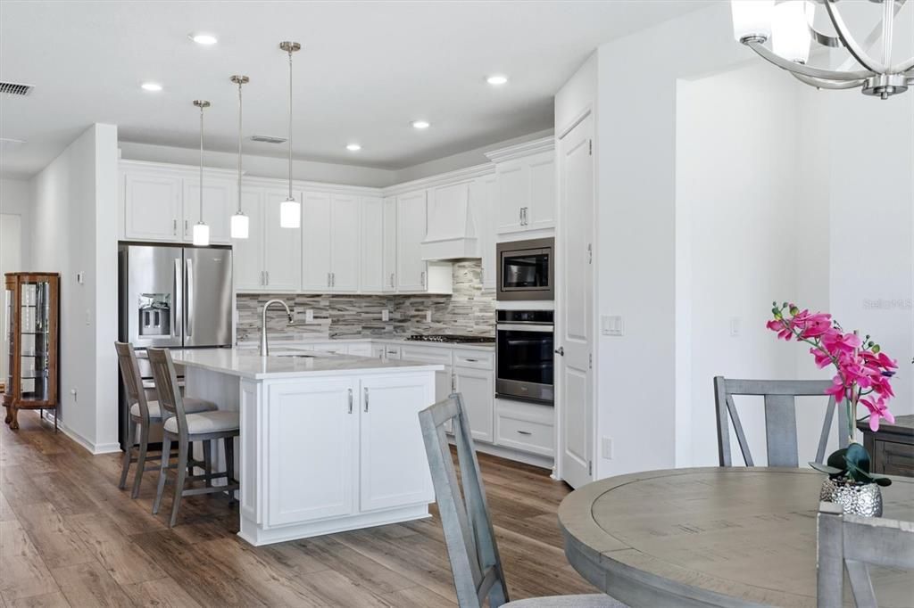 For Sale: $575,000 (2 beds, 2 baths, 1917 Square Feet)