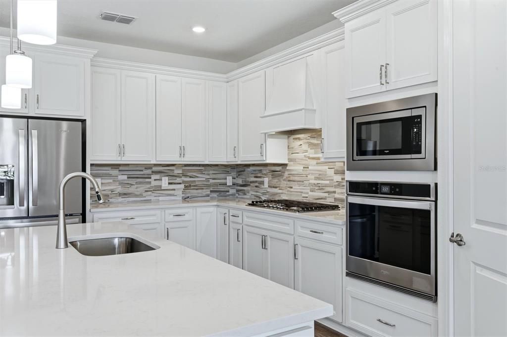 For Sale: $575,000 (2 beds, 2 baths, 1917 Square Feet)
