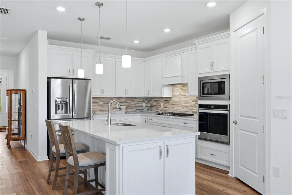 For Sale: $575,000 (2 beds, 2 baths, 1917 Square Feet)