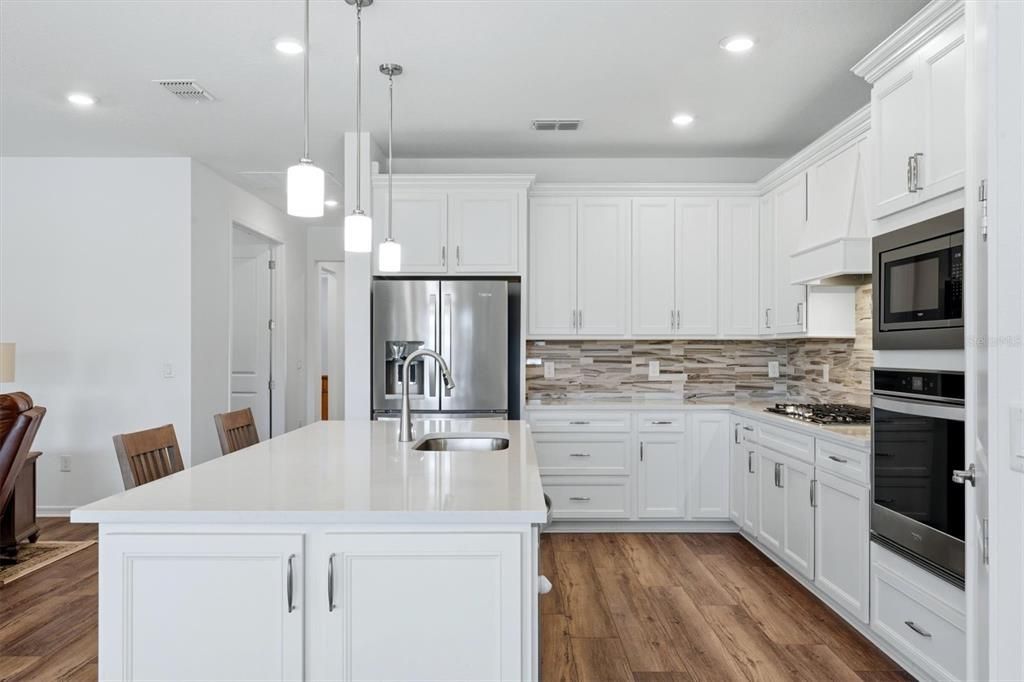 For Sale: $575,000 (2 beds, 2 baths, 1917 Square Feet)