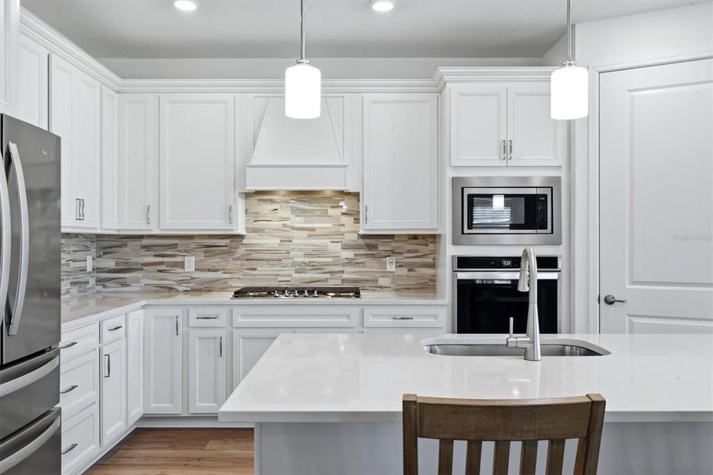 For Sale: $575,000 (2 beds, 2 baths, 1917 Square Feet)