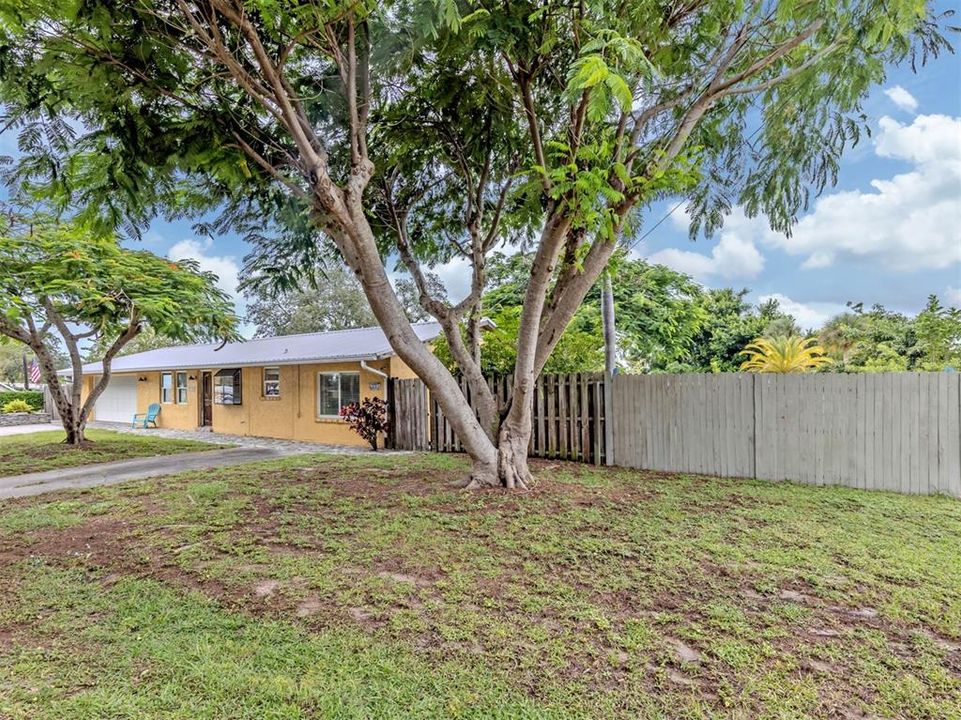 На продажу: $299,000 (2 спален, 2 ванн, 1214 Квадратных фут)