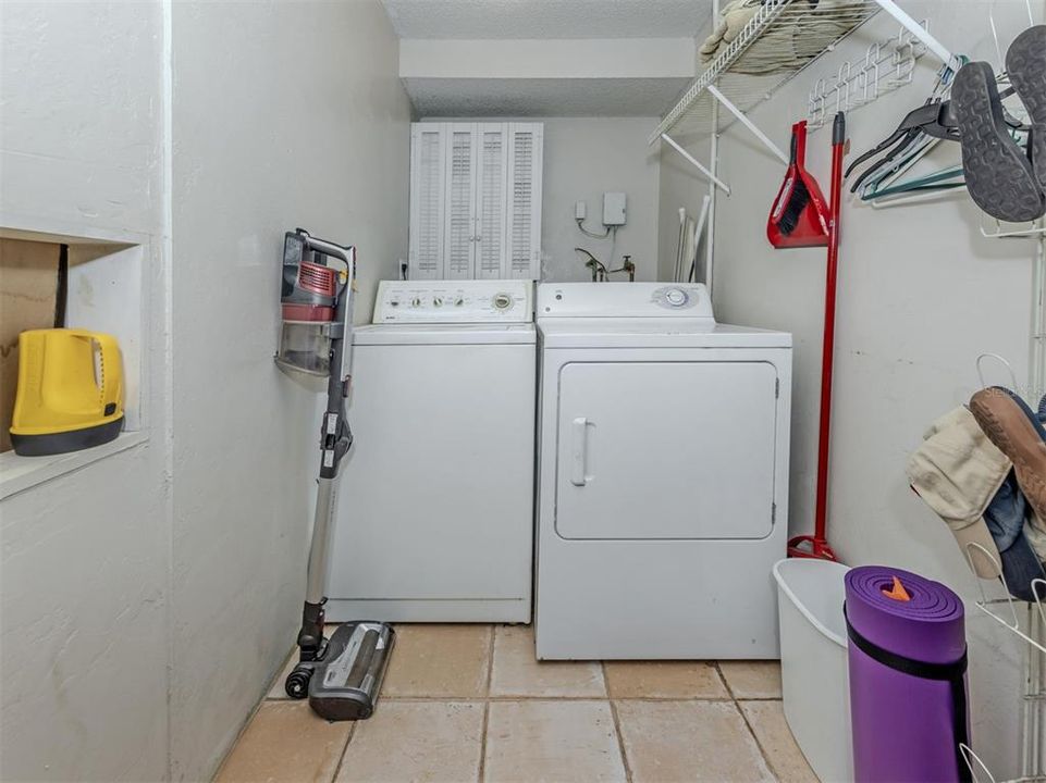 На продажу: $299,000 (2 спален, 2 ванн, 1214 Квадратных фут)