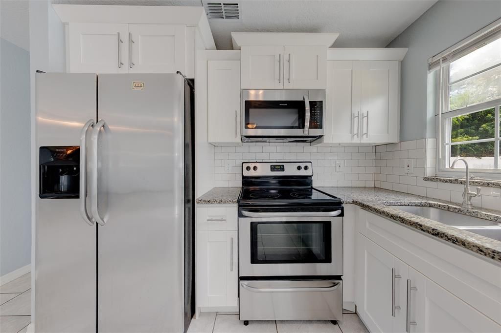 На продажу: $369,900 (4 спален, 2 ванн, 1221 Квадратных фут)