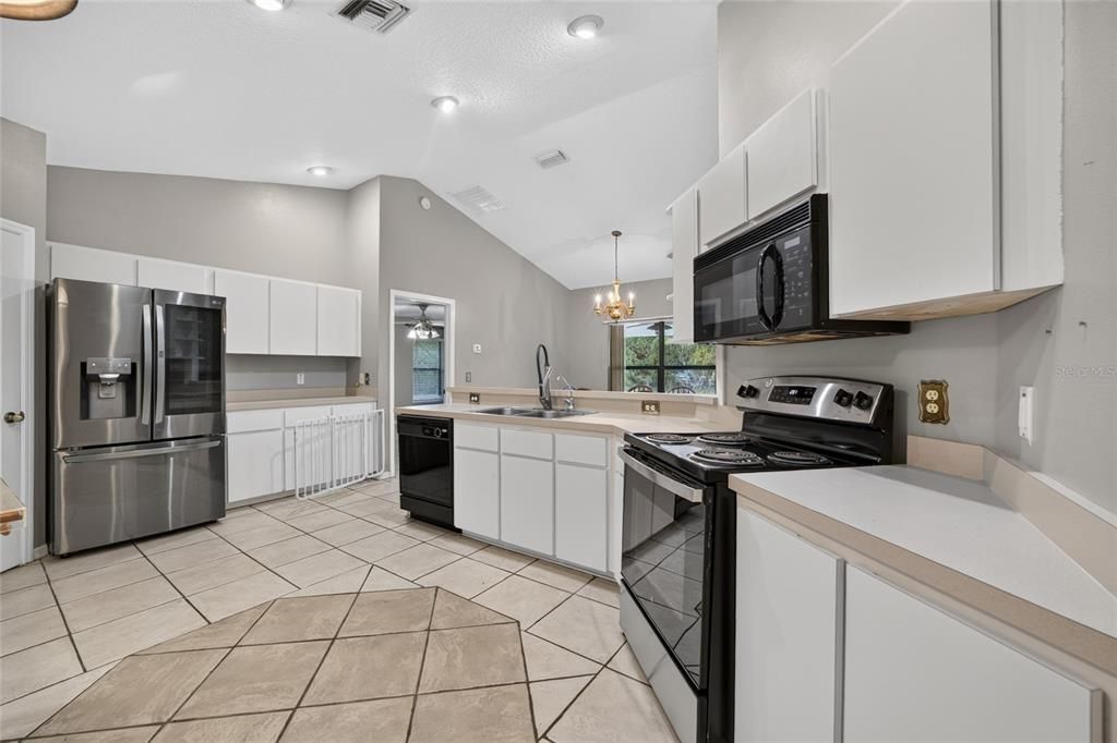На продажу: $339,999 (3 спален, 2 ванн, 1832 Квадратных фут)