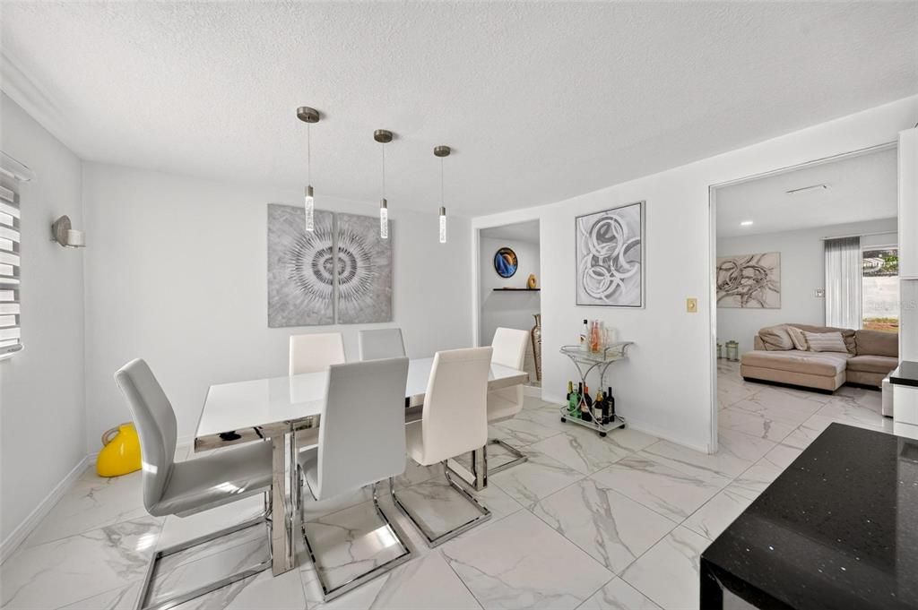 En Venta: $549,000 (4 camas, 3 baños, 3140 Pies cuadrados)
