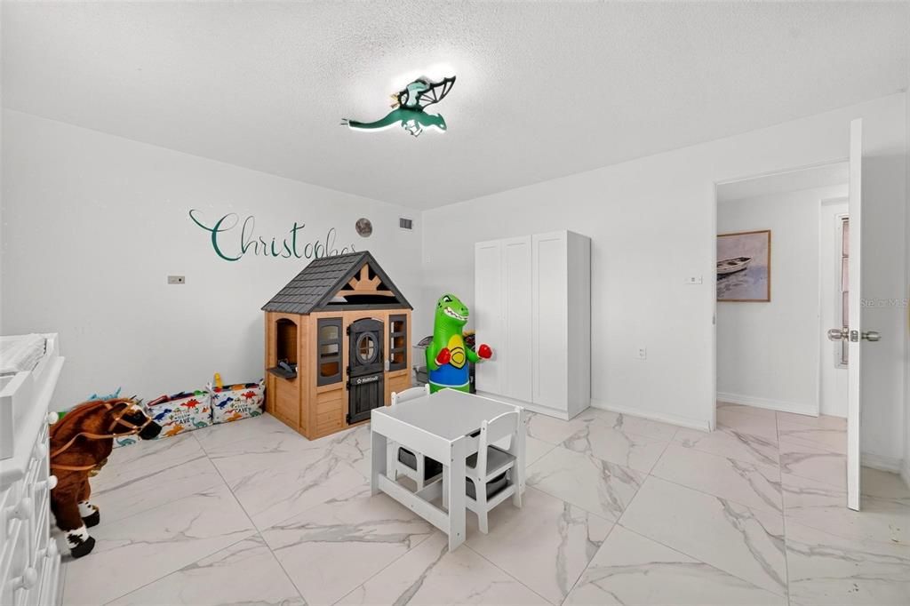 En Venta: $549,000 (4 camas, 3 baños, 3140 Pies cuadrados)