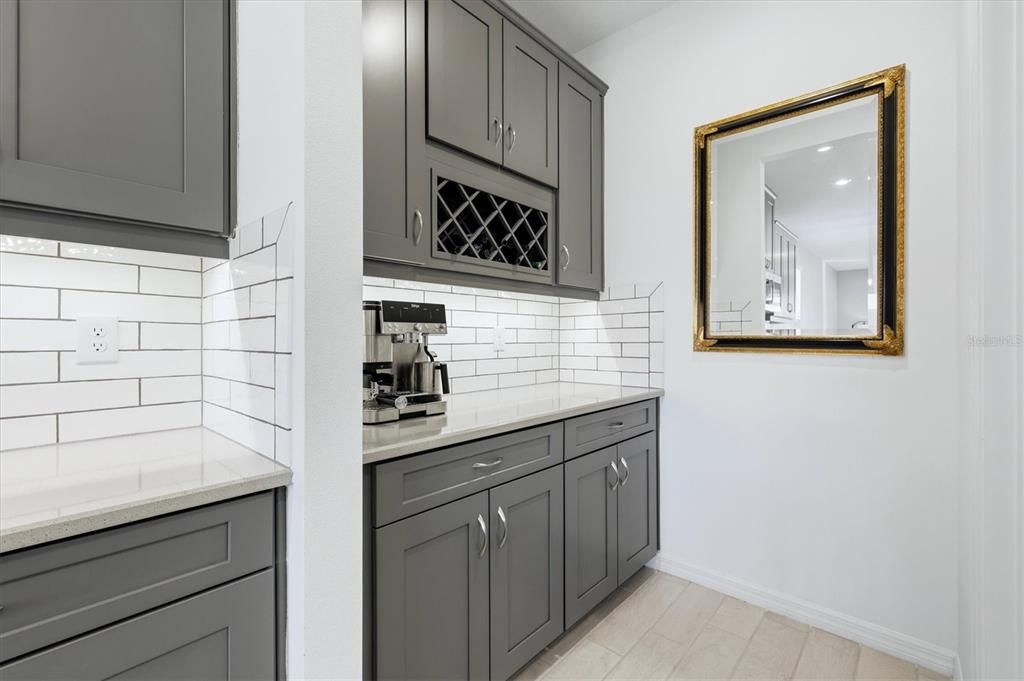 En Venta: $639,000 (4 camas, 3 baños, 2390 Pies cuadrados)