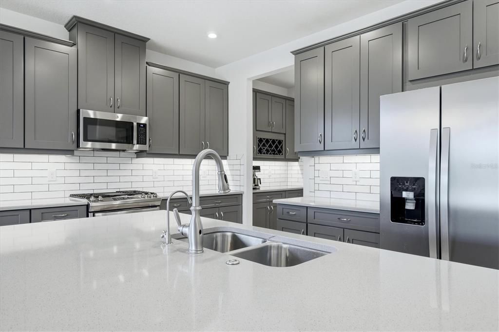 En Venta: $639,000 (4 camas, 3 baños, 2390 Pies cuadrados)