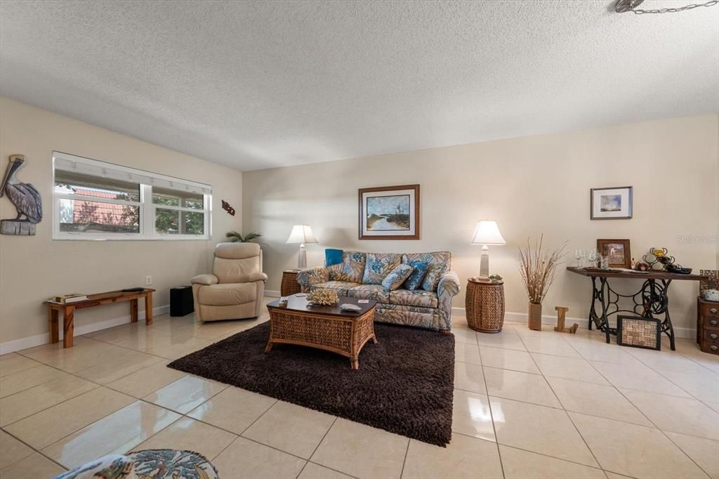 For Sale: $120,000 (2 beds, 1 baths, 1010 Square Feet)