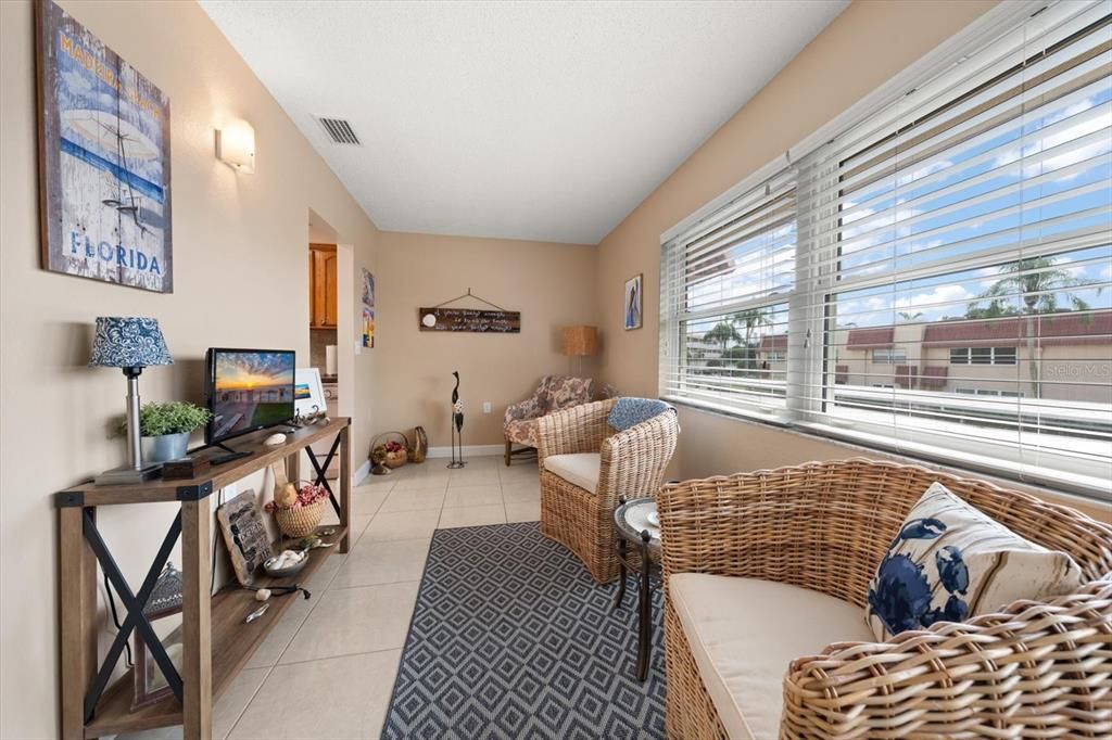 For Sale: $120,000 (2 beds, 1 baths, 1010 Square Feet)
