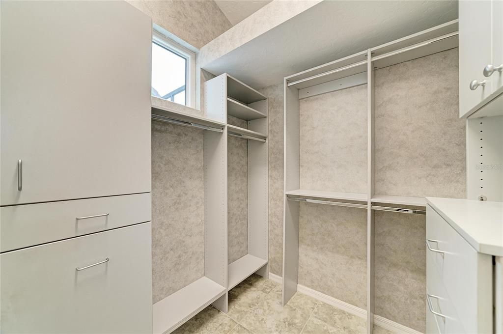 Под контрактом: $540,000 (2 спален, 2 ванн, 1886 Квадратных фут)