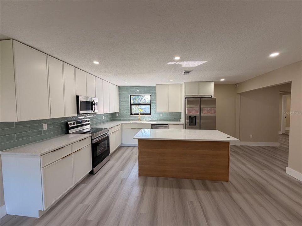 На продажу: $309,990 (4 спален, 2 ванн, 1760 Квадратных фут)
