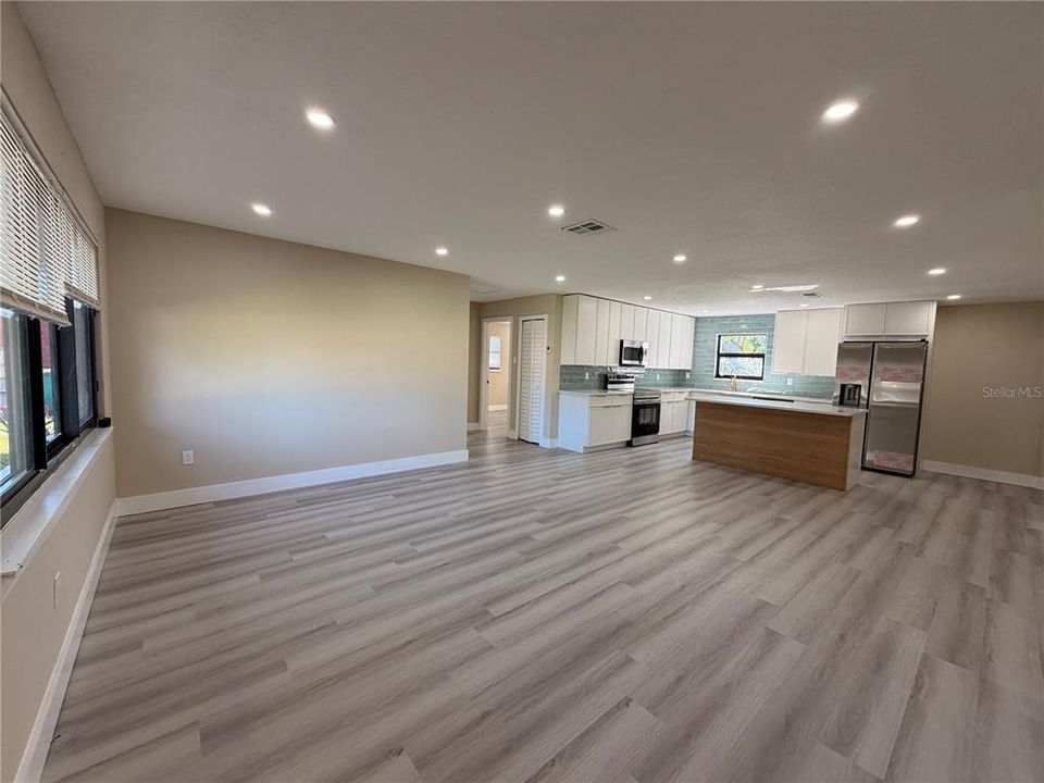 На продажу: $309,990 (4 спален, 2 ванн, 1760 Квадратных фут)