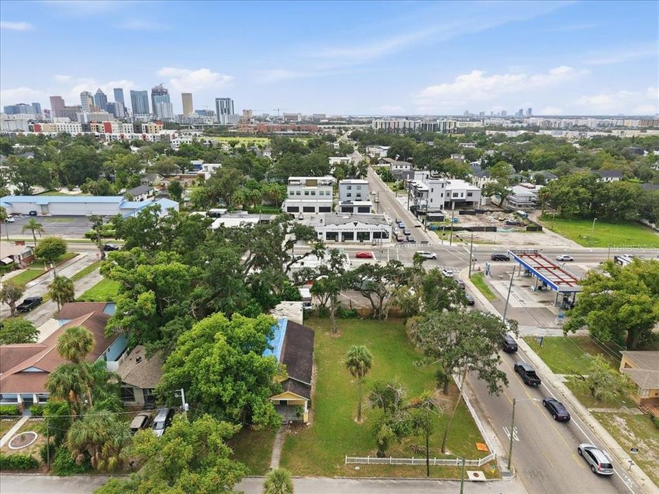 На продажу: $925,000 (0.31 acres)