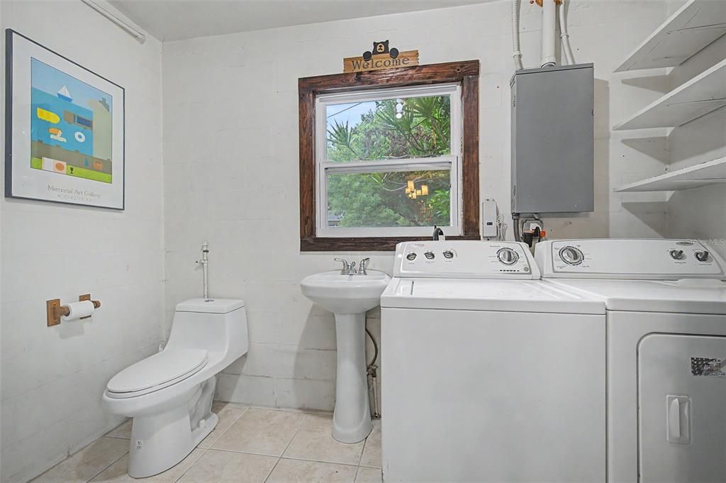 На продажу: $384,950 (2 спален, 1 ванн, 1020 Квадратных фут)