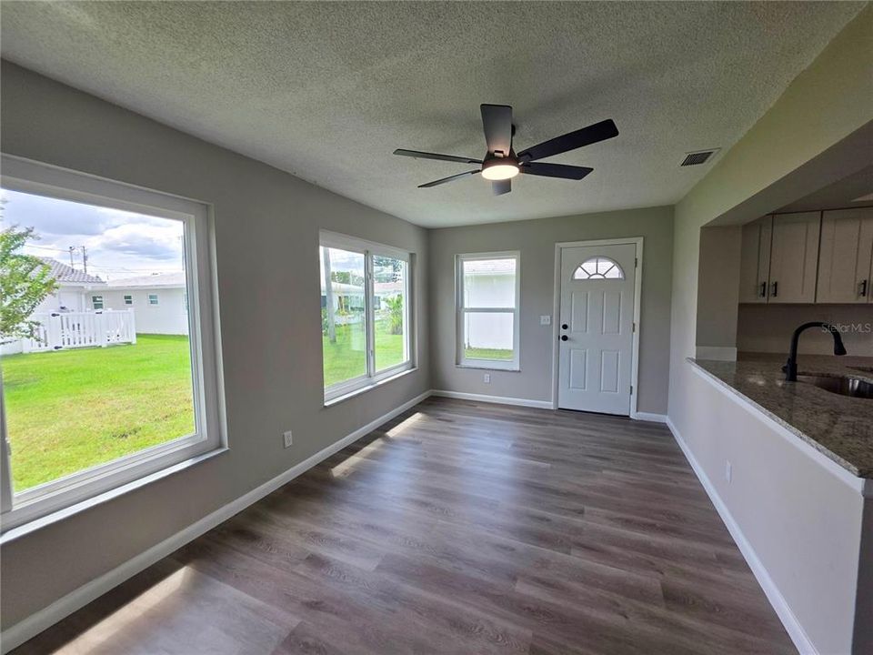 For Sale: $270,000 (2 beds, 1 baths, 1023 Square Feet)
