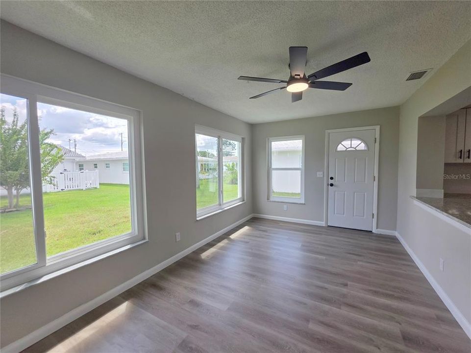 For Sale: $270,000 (2 beds, 1 baths, 1023 Square Feet)
