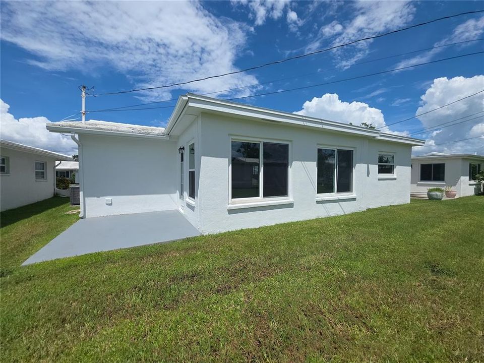 For Sale: $270,000 (2 beds, 1 baths, 1023 Square Feet)