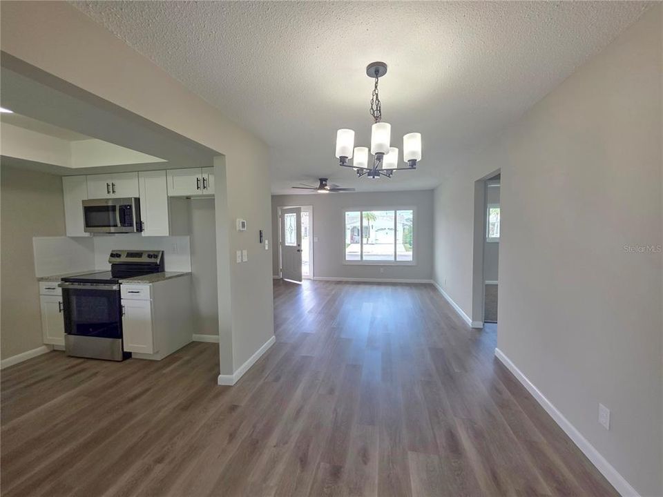 For Sale: $270,000 (2 beds, 1 baths, 1023 Square Feet)