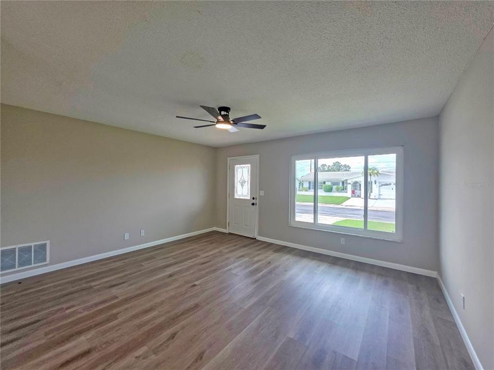 For Sale: $270,000 (2 beds, 1 baths, 1023 Square Feet)