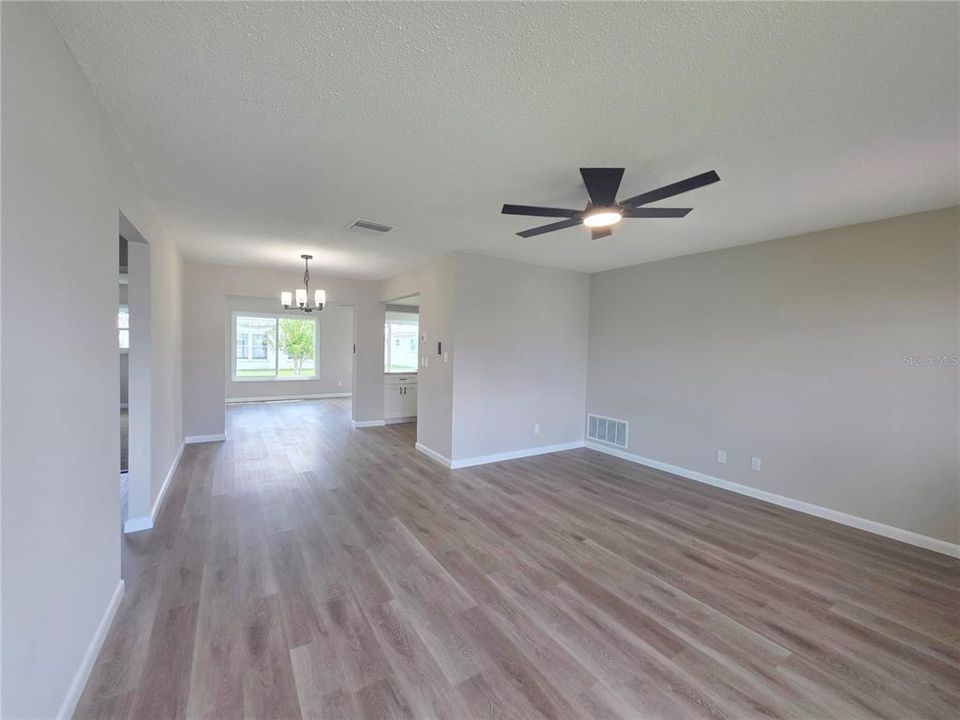 For Sale: $270,000 (2 beds, 1 baths, 1023 Square Feet)