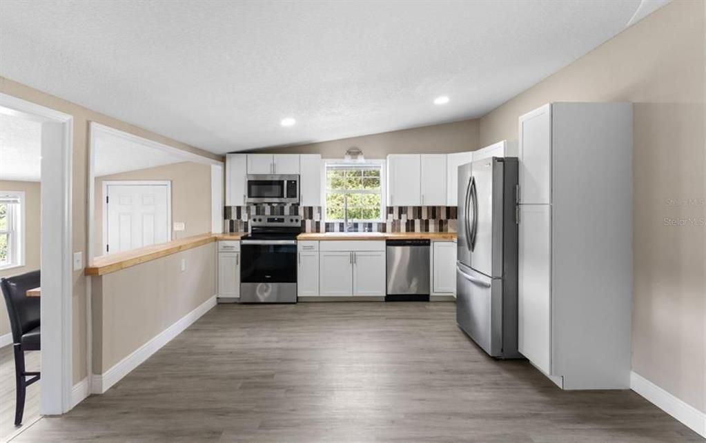 For Sale: $239,900 (2 beds, 2 baths, 1338 Square Feet)