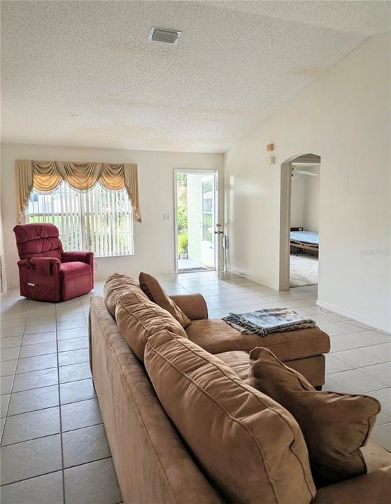 For Sale: $315,000 (3 beds, 2 baths, 1404 Square Feet)