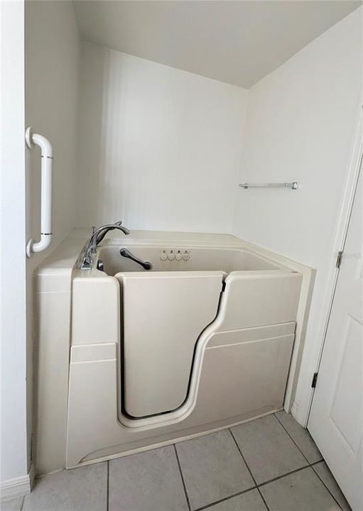For Sale: $315,000 (3 beds, 2 baths, 1404 Square Feet)