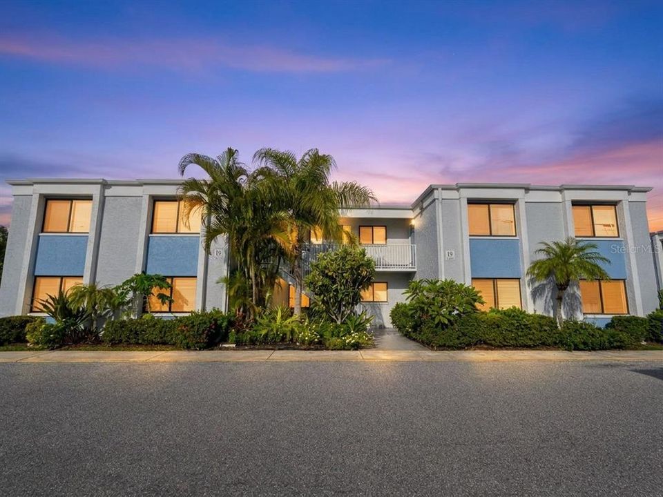 For Rent: $1,450 (2 beds, 1 baths, 960 Square Feet)