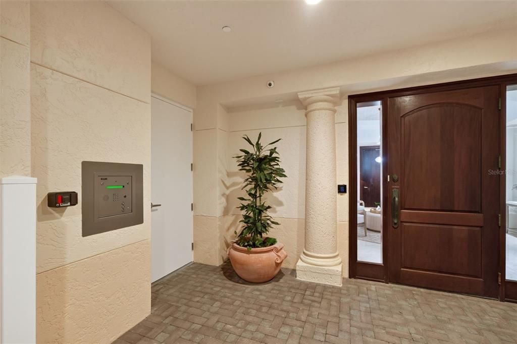 En Venta: $4,100,000 (3 camas, 3 baños, 3800 Pies cuadrados)