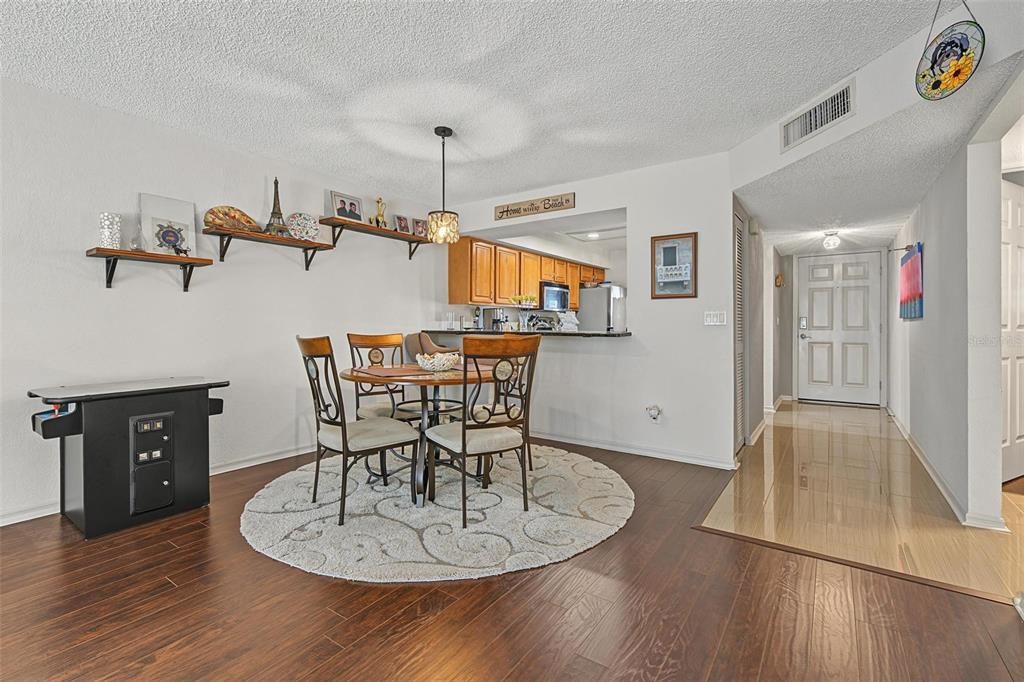 For Sale: $300,000 (2 beds, 2 baths, 1080 Square Feet)