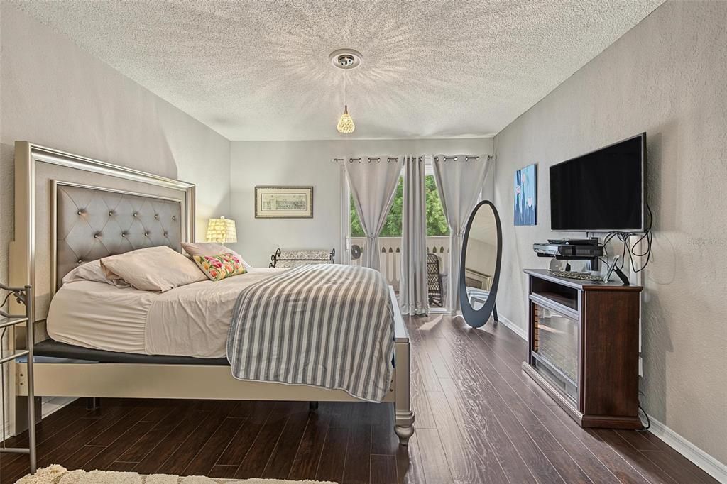 For Sale: $300,000 (2 beds, 2 baths, 1080 Square Feet)