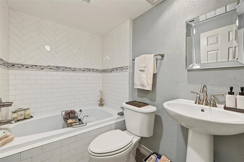 For Sale: $300,000 (2 beds, 2 baths, 1080 Square Feet)