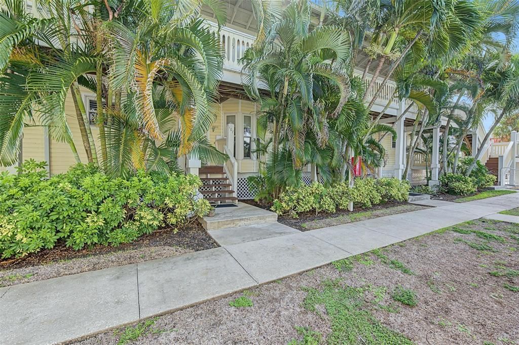 For Sale: $300,000 (2 beds, 2 baths, 1080 Square Feet)