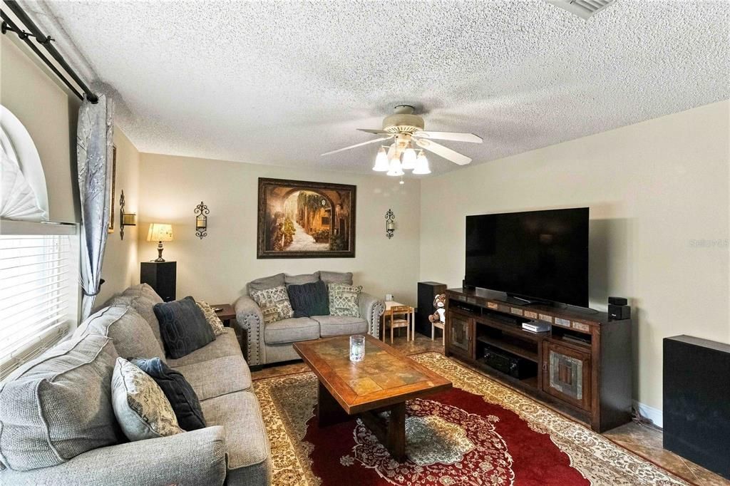 En Venta: $399,900 (4 camas, 2 baños, 2120 Pies cuadrados)