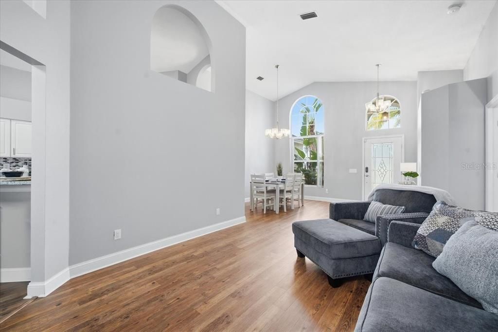 En Venta: $474,000 (4 camas, 3 baños, 1942 Pies cuadrados)