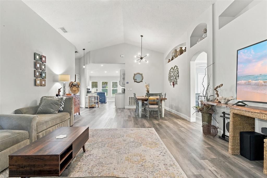 На продажу: $349,999 (4 спален, 2 ванн, 1520 Квадратных фут)