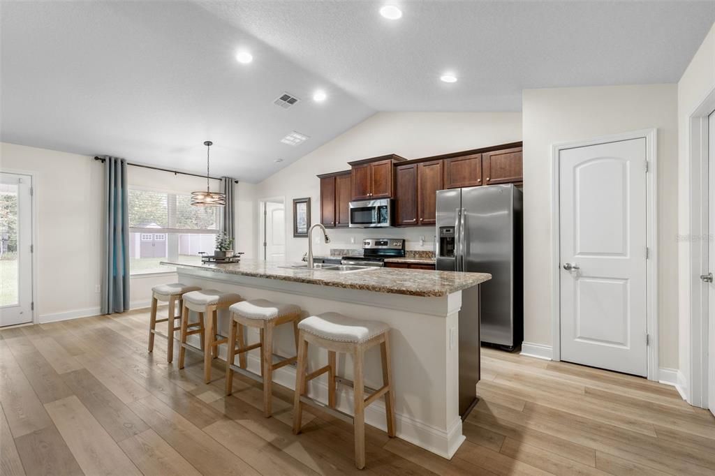For Sale: $400,000 (4 beds, 3 baths, 2078 Square Feet)